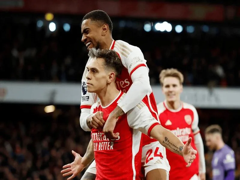 阿森纳丢联赛杯，基翁在节目上情绪失控和一名曼联球迷对线